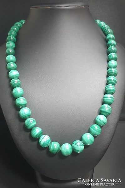 Gorgeous malachite necklace. With certification.