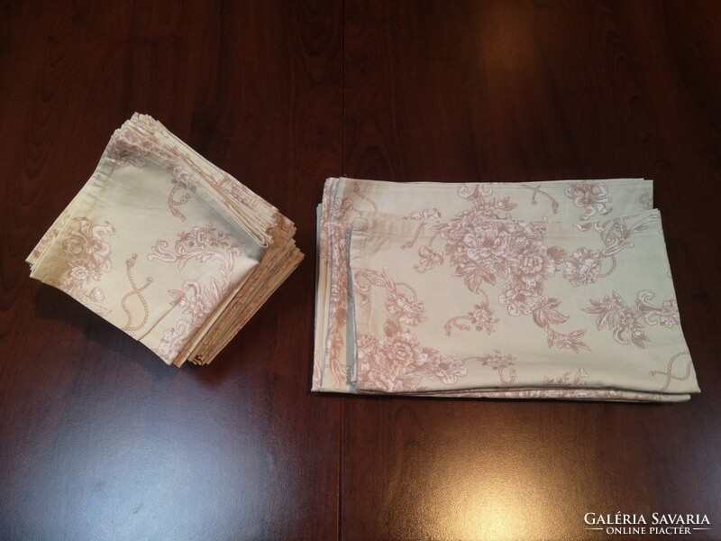 1 table runner with 6 napkins green floral 135 x 43 cm slightly stained
