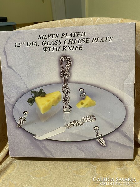 Elegant silver-plated cheese/ham/cake offering plate.