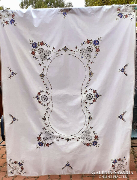 Beautiful embroidered, ribbed tablecloth, tablecloth. 166X 125 cm