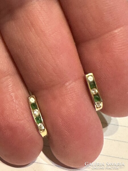 Showy small emerald earrings made of 14K gold for sale! Price: 27,000.-