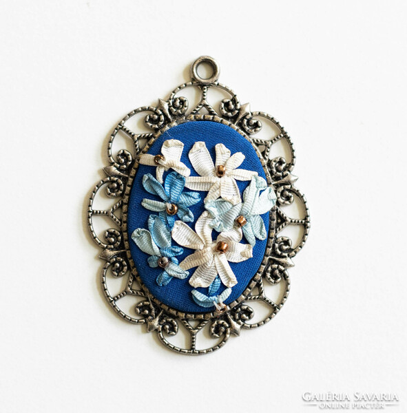 Vintage pendant with ribbon flowers - necklace