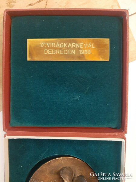 17. Virágkarnevál Debrecen 1986 bronz emlék plakett díszdobozában szignózott , jelzett darab