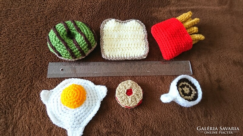 Crocheted breakfast-hamburger package for children