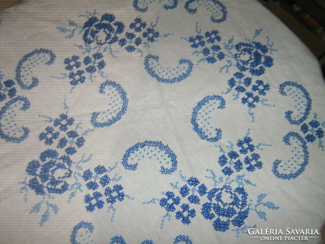 Beautiful cross-eyed blue rose pattern with slinged round tablecloth