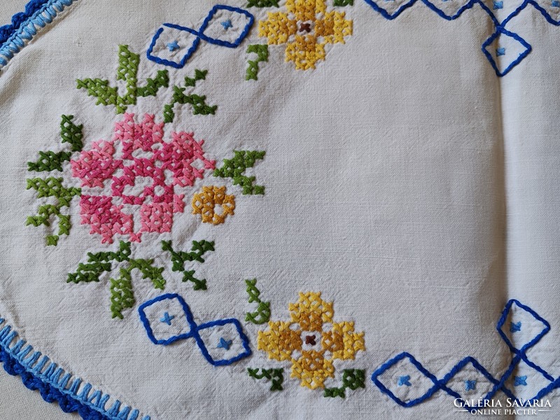 Beautiful tablecloth with cross-stitch pattern 140 x 112 cm + 2 pcs