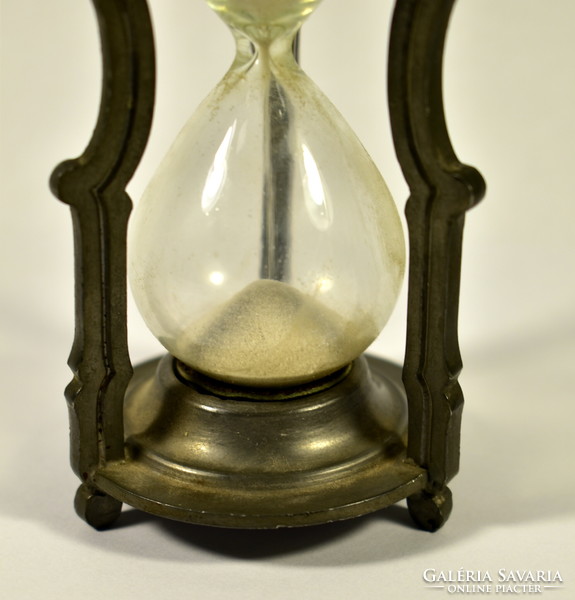 Old-fashioned 3-minute hourglass
