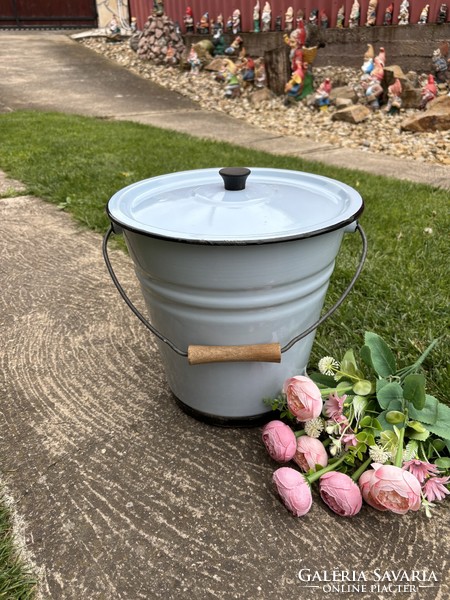 Enameled water bucket in beautiful condition with a lid, an heirloom from a village farmer