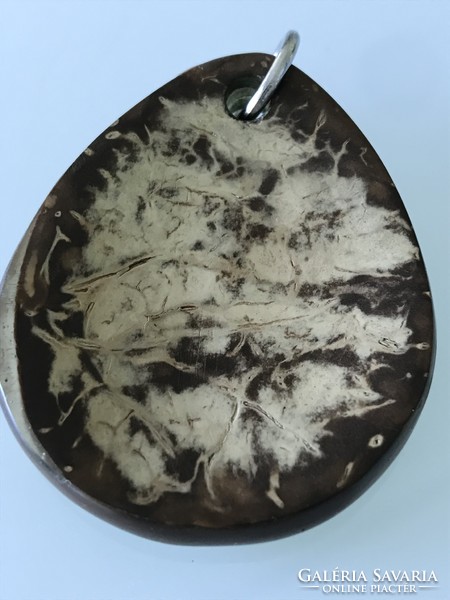 Kókuszdió héjból készült medál színes bőrrel és plexivel összedolgozva, 6,5 x 5 cm