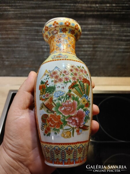 20 cm Chinese patterned vase