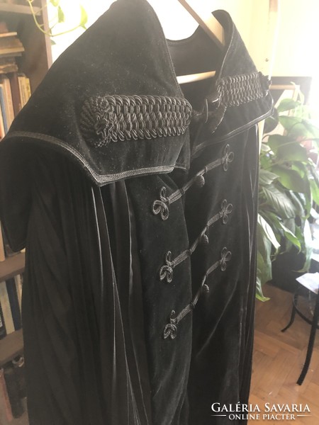 Új bársony fekete bocskai felöltő kabát sapkájával