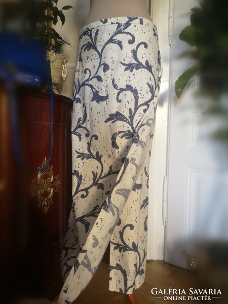 38-40 white cotton canvas skirt with indigo blue tendrils