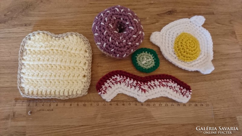 Crocheted breakfast-hamburger package for children