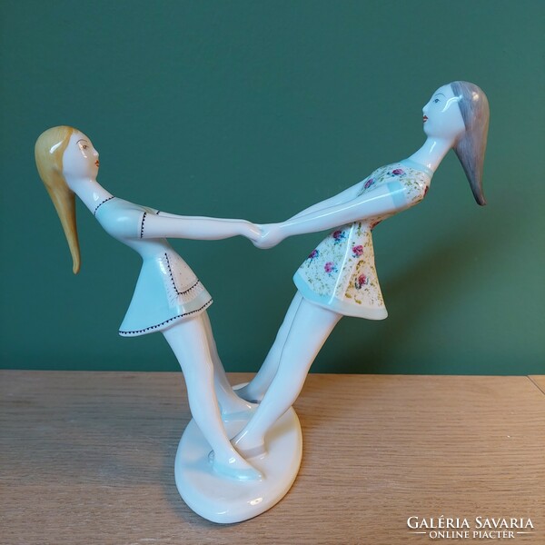 J Seregély Márta Pörgő lányok ritka festésű porcelán figura