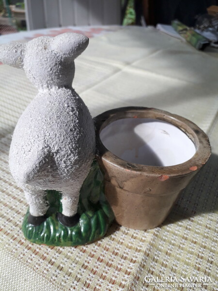 Small ceramic pot with lamb figure and flowers 14x12 cm.
