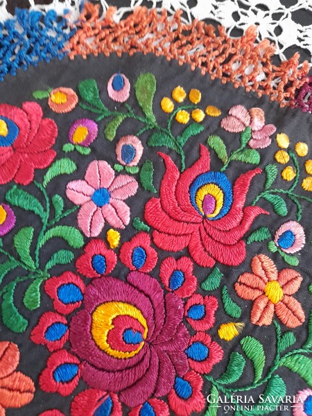 Round matyó embroidered tablecloth