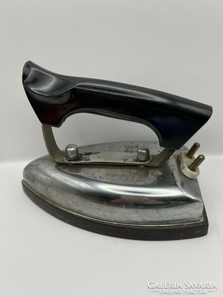 Vintage iron, vinyl handle, size 20 x 15 cm. 4937