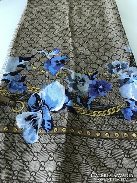Gucci scarf with blue flowers, 140 x 140 cm, 100% wool, new!