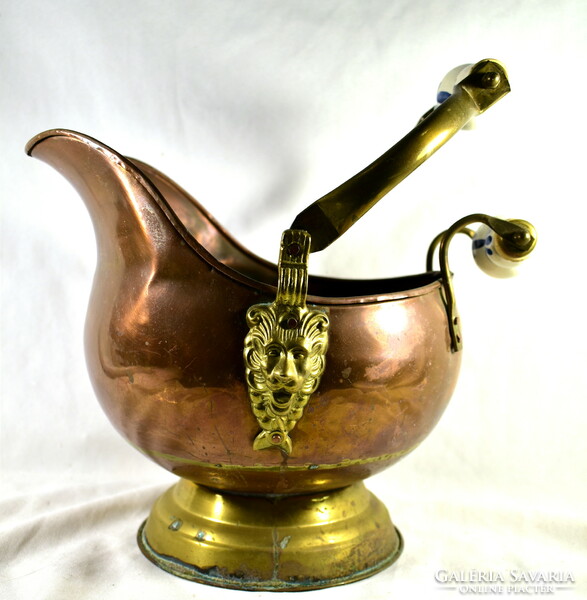 Full-bodied copper pot with lion head decoration and porcelain handle