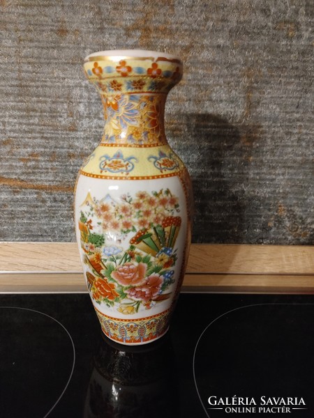 20 cm Chinese patterned vase