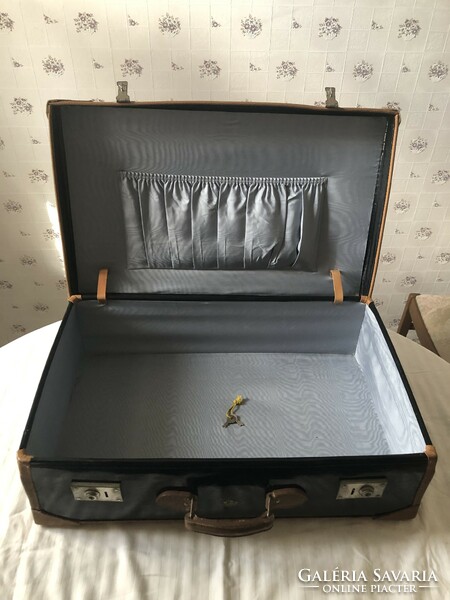 Fekete lakkbőrönd, retro koffer