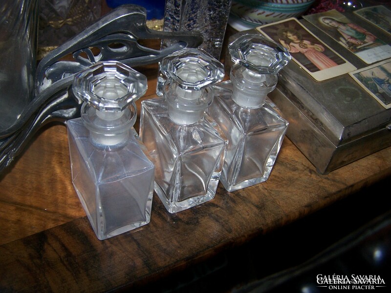 Illatszeres flakonok. üveg, 3 darab eredeti csiszolt dugókkal  9 x 4,5 x 3 cm. Ritkaság!