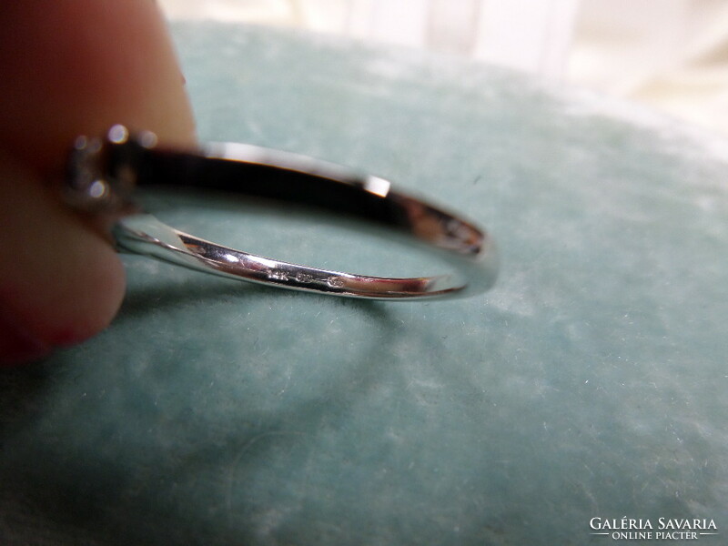 Fehér arany soros gyűrű 5 brillel
