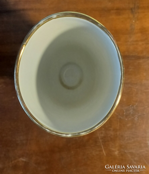 Madaras, festett porcelán kupa
