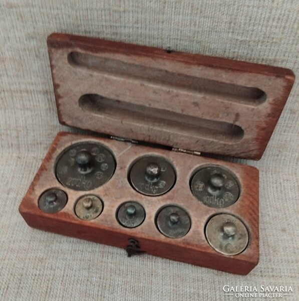 Old weight set in a preserved condition in a wooden box