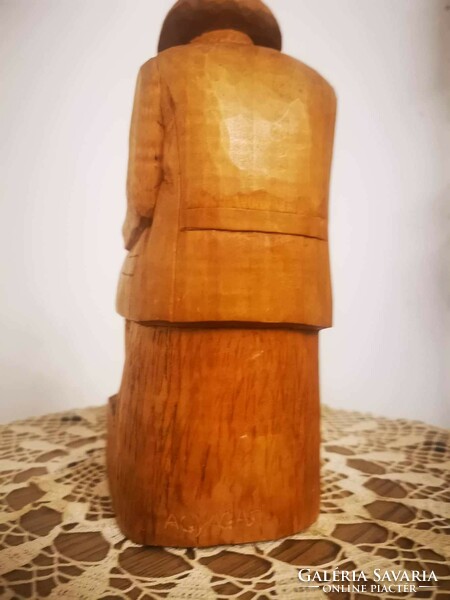 Pipázó székely faragott fa szobor