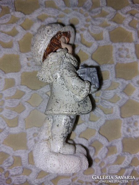 Kislány figura ajándékkal, téli, karácsonyi