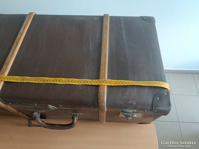 Régi, antik utazó bőrönd, fa rátéttel