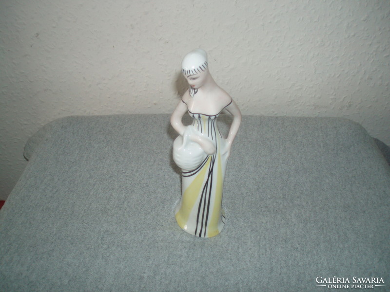 Cmielow lengyel ART DECO-nő kosárral figura. Jelzett, alján kis pattogzással, m: 18 cm