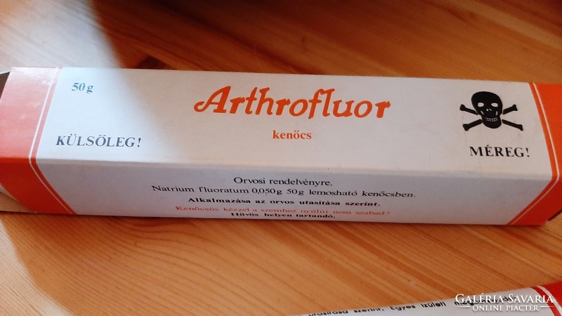 With a box of Retro Arthofluor ointment, retail price HUF 4