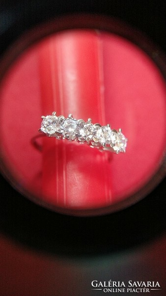 Arany gyűrű 585 jelzéssel fehér arany 5 cirkónium kővel.
