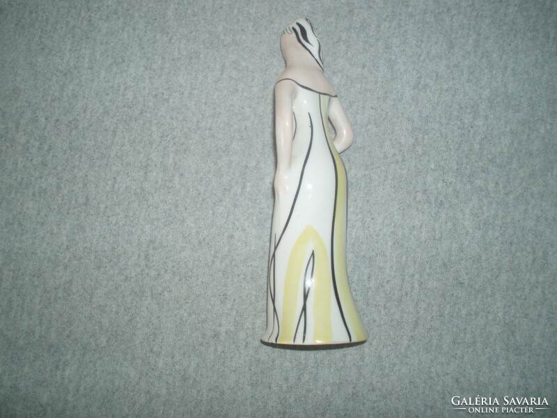 Cmielow Polish Art Deco woman with basket figurine. Marked, with a small bounce at the bottom, m: 18 cm