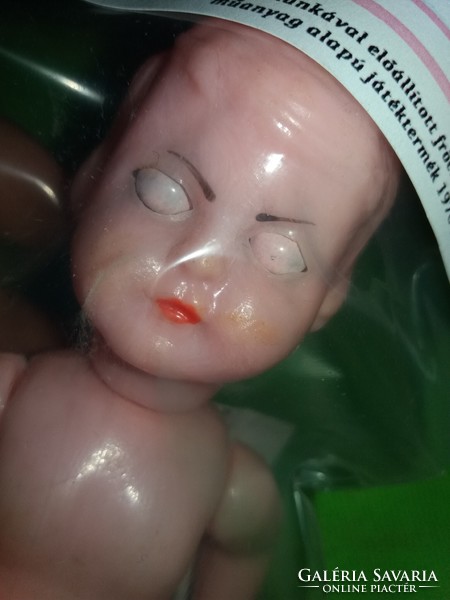 Retro magyar trafikáru bazáráru bontatlan csomag Kedvenc babám plasztik pislogó baba képek szerint 1