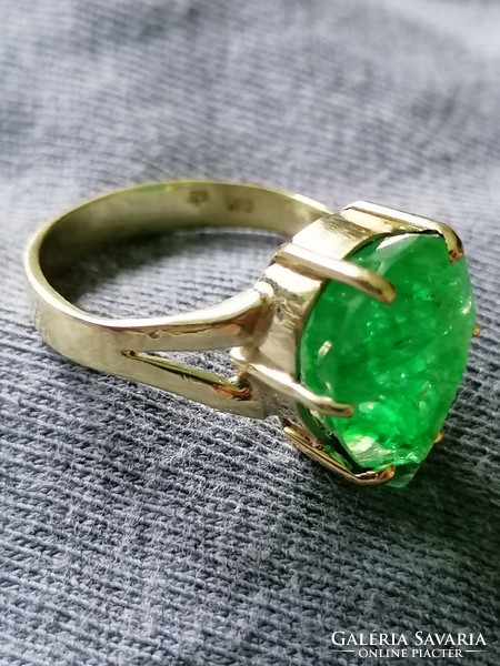 Gold ring with emerald stone