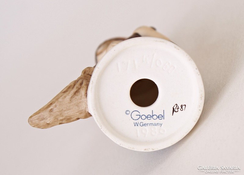 Kis sepregető (Little sweeper) - 8 cm-es Hummel / Goebel porcelán figura