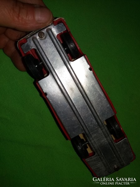 Régi bakelit test + fém lemez alváz nyitható ajtó RALLY kisautó szép állapotban 17cm a képek szerint