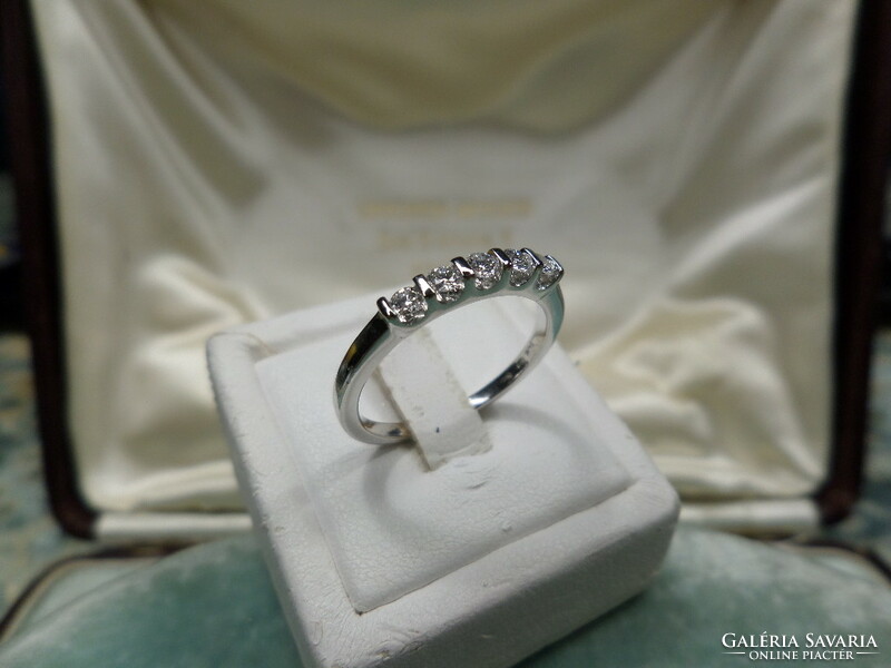 White gold row ring with 5 diamonds