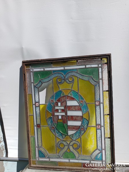 19 Sz Kossuth címeres, ólomüveg ablak.