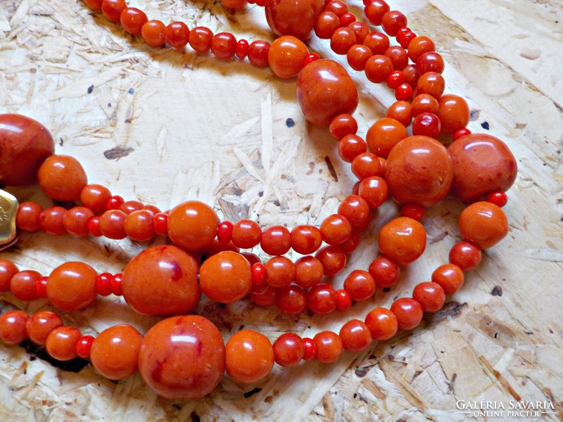Extra long glass necklace with coral effect