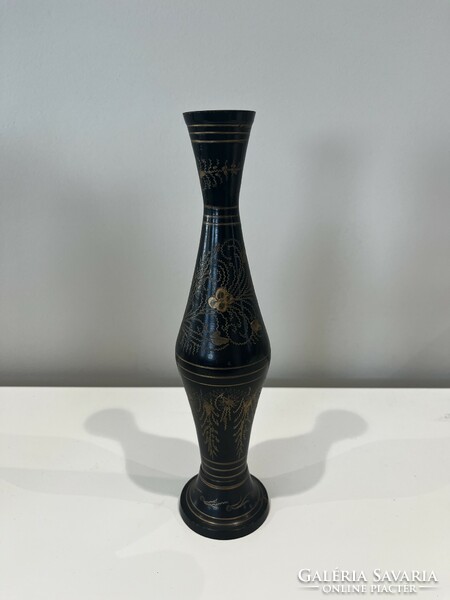 Fekete festett réz CAPRI gravírozott  díszes váza