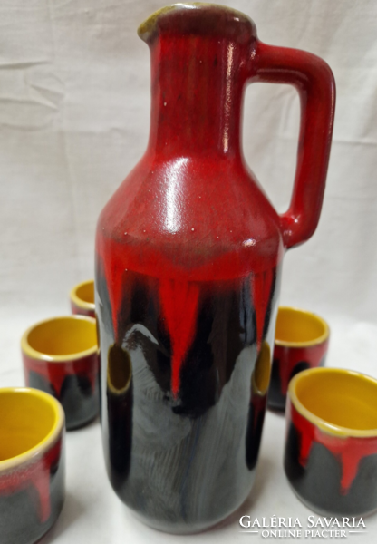 Jelzett iparművészeti narancssárga-fekete mázas kerámia kiöntő hat pohárral hibátlan állapotban