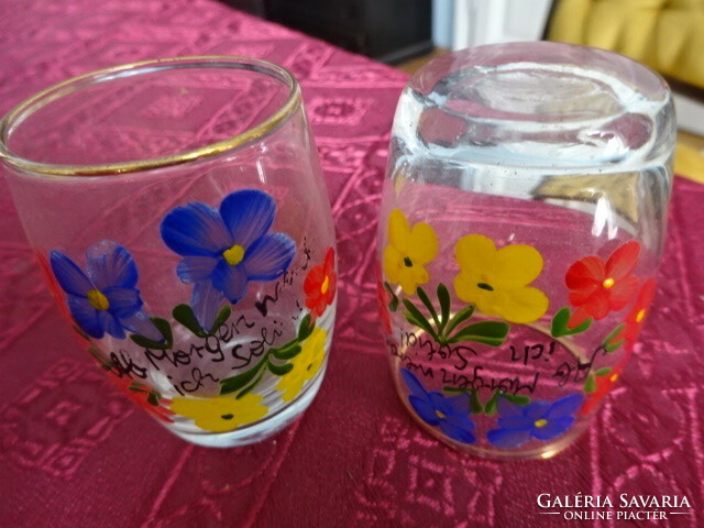 Két darab üveg pálinkás kupica, kézzel festett virágmintával. Vanneki!