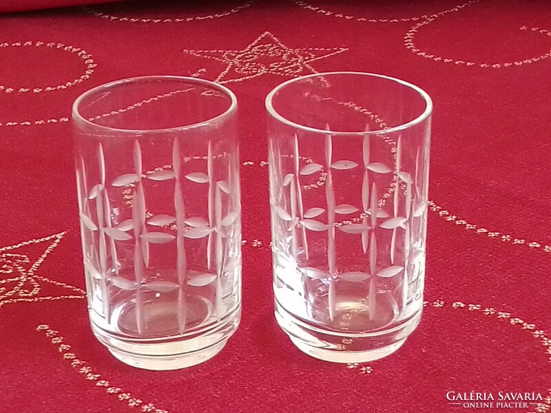 Két kis régi metszett csiszolt mintás pálinkás üveg kupica pohár