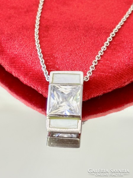 Dazzling silver necklace and pendant, inlaid with white mother-of-pearl and fiery zirconia