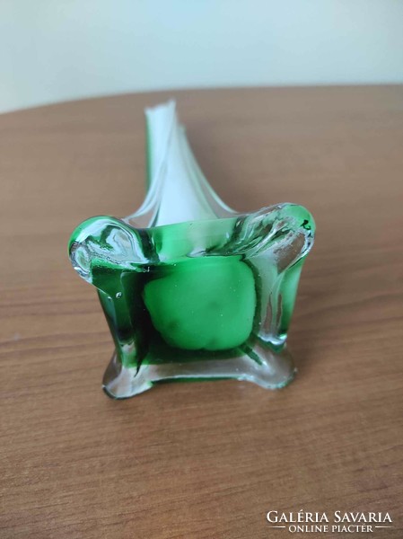 Zöld-fehér csavart üvegváza