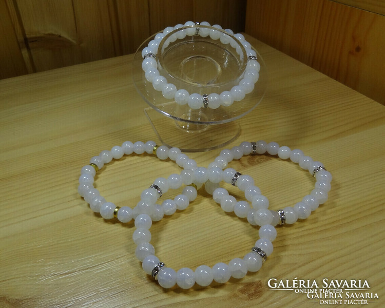 4 Color jade mineral bracelet made of 8 mm pearls.